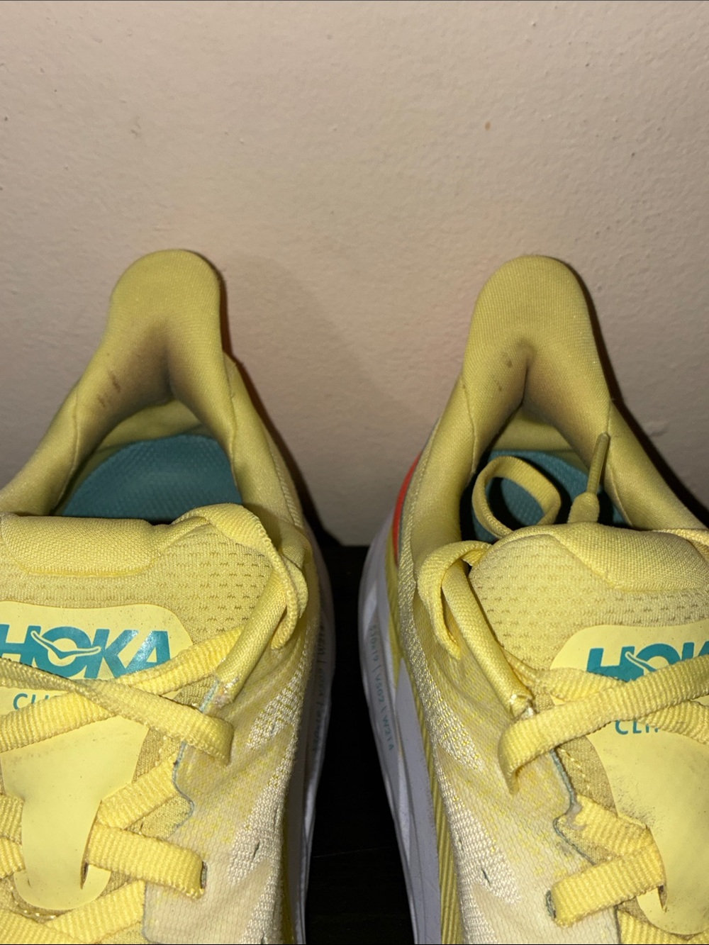 Hoka One One Clifton 8 running shoes in the Yellow Pear Sweet Corn color size 9B - Picture 10 of 11